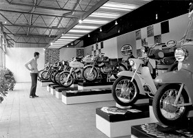 Motocykly Unifikované řady spolu s prototypem 624 (634) na motoristické výstavě