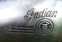 Znak Indian a Čz na nádrži motocyklu, nálezový stav